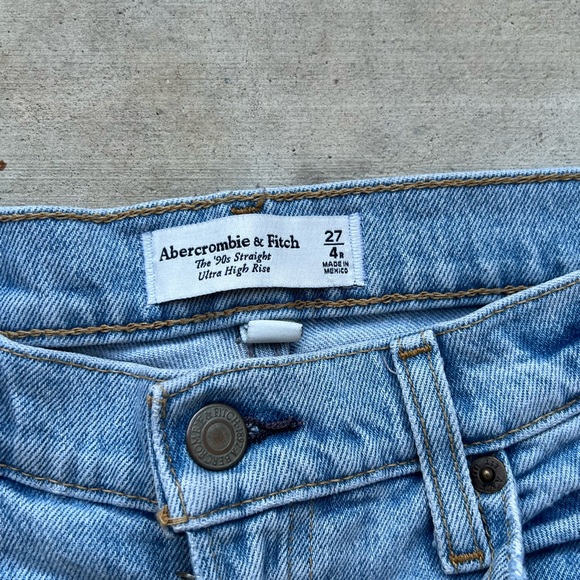 Abercrombie Ultra High Rise 90’s Straight Jean - Picture 4 of 4